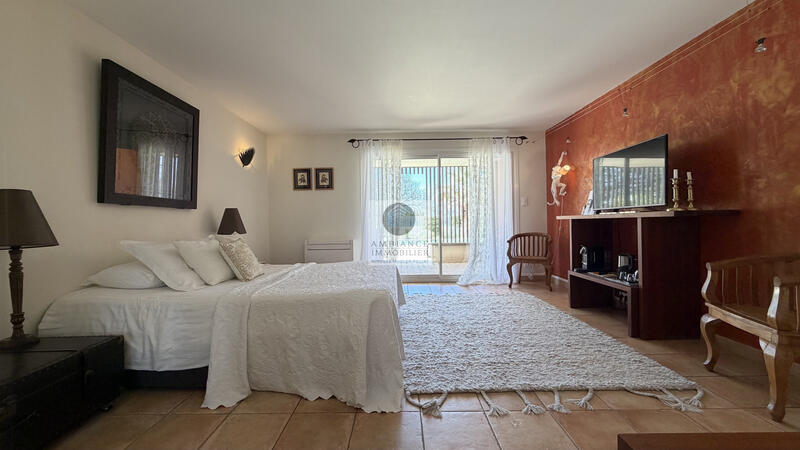 Maison - 649 m² - 15 pièces