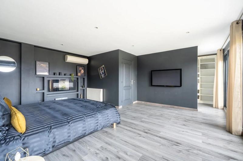 Maison - 225 m² - 8 pièces