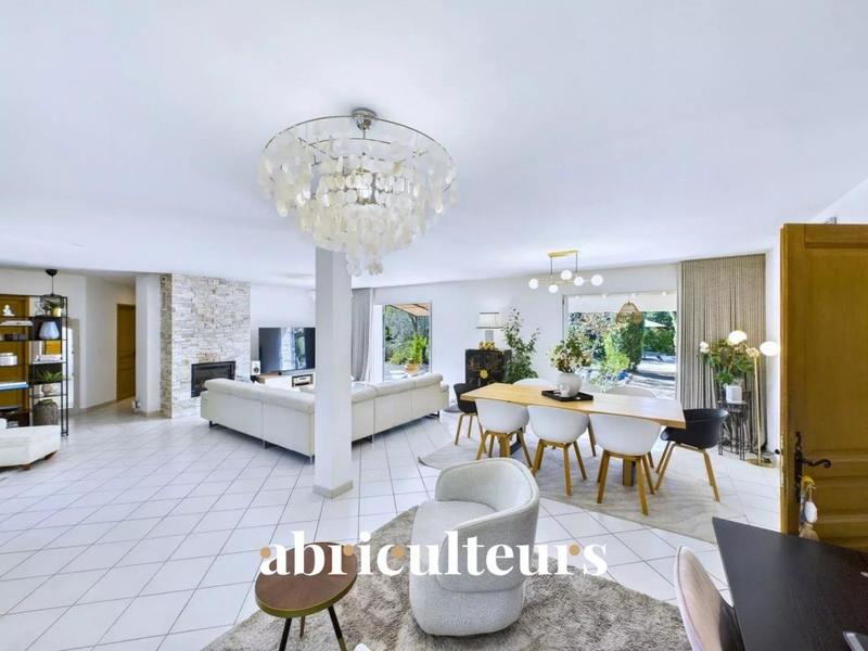 Villa - 261 m² - 12 pièces