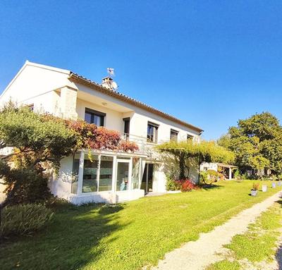 Maison - 235 m² - 7 pièces