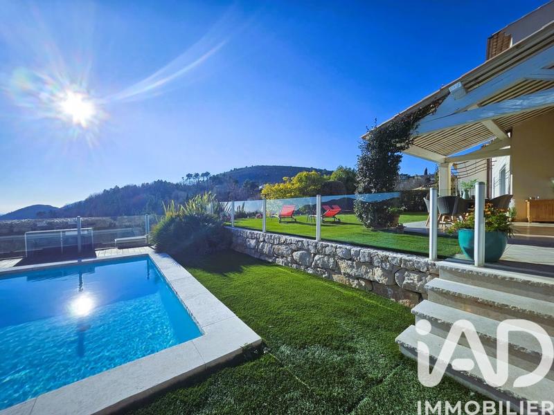 Maison - 240 m² - 5 pièces