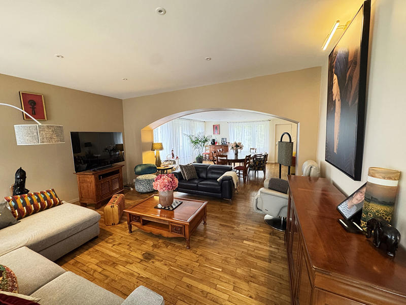 Maison - 245 m² - 9 pièces