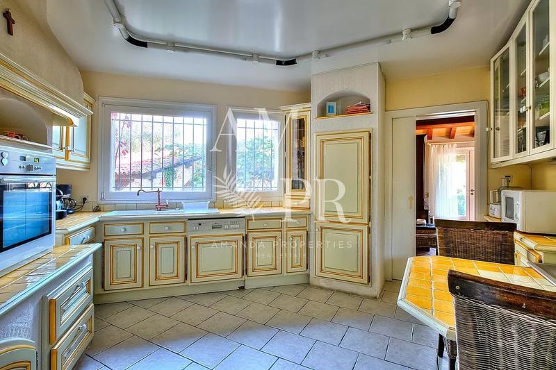 Maison - 385 m² - 9 pièces