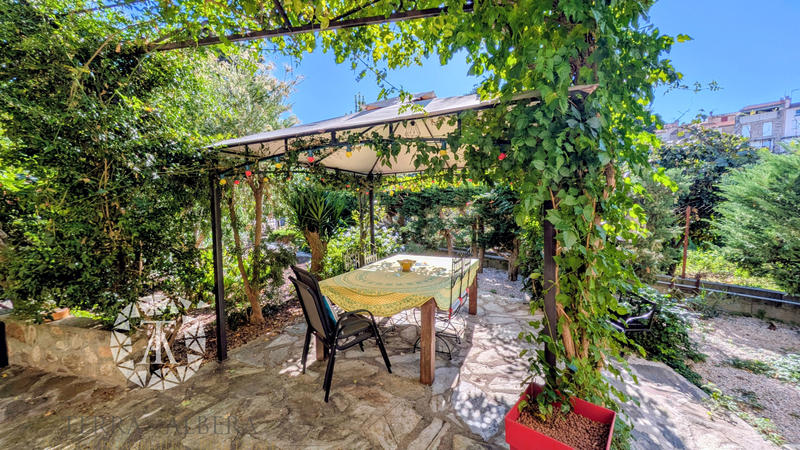 Propriété - 308 m² - 6 pièces