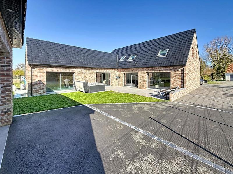 Maison - 255 m² - 7 pièces