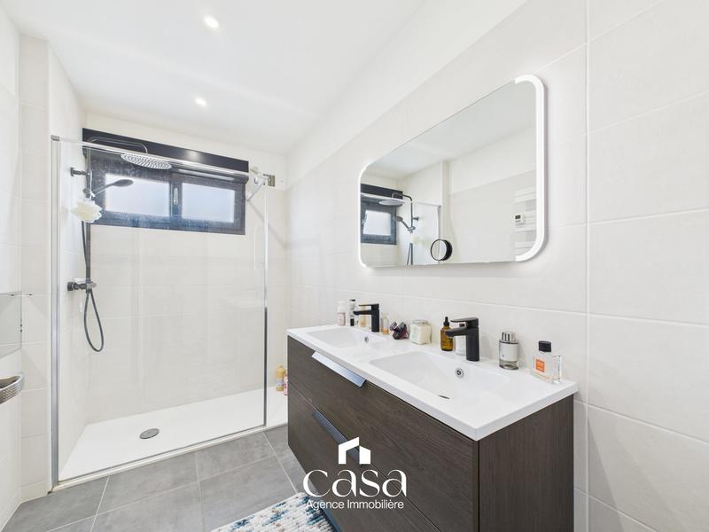 Maison traditionnelle - 208 m² - 9 pièces