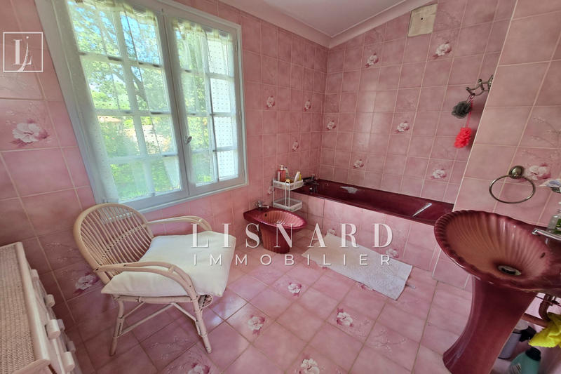 Maison - 240 m² - 6 pièces