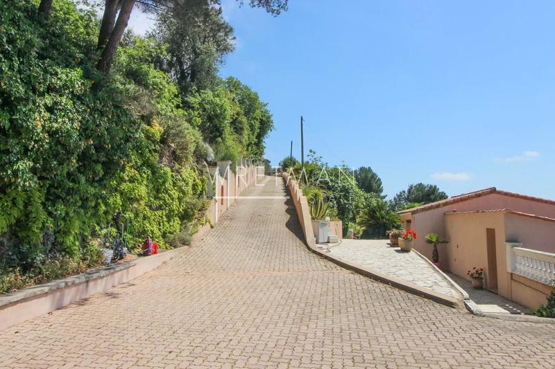 Maison - 256 m² - 8 pièces