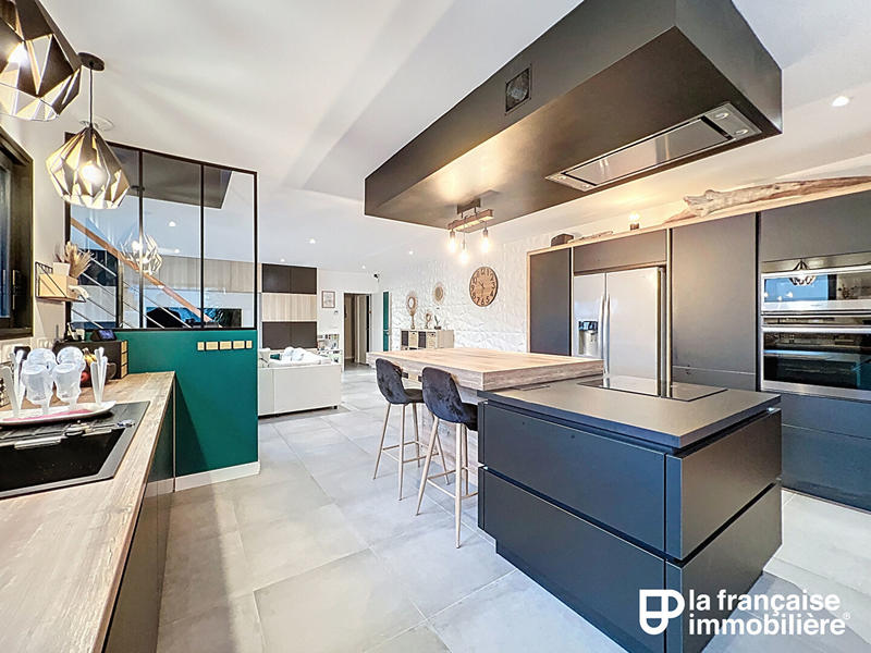 Maison - 233 m² - 8 pièces