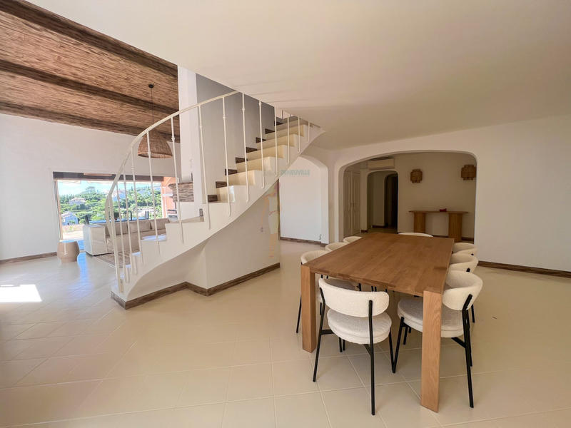 Maison traditionnelle - 230 m² - 5 pièces