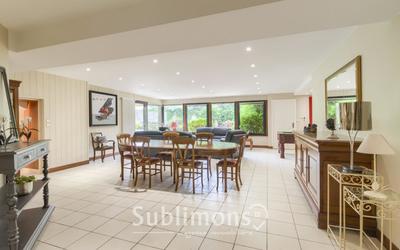 Maison traditionnelle - 230 m² - 7 pièces