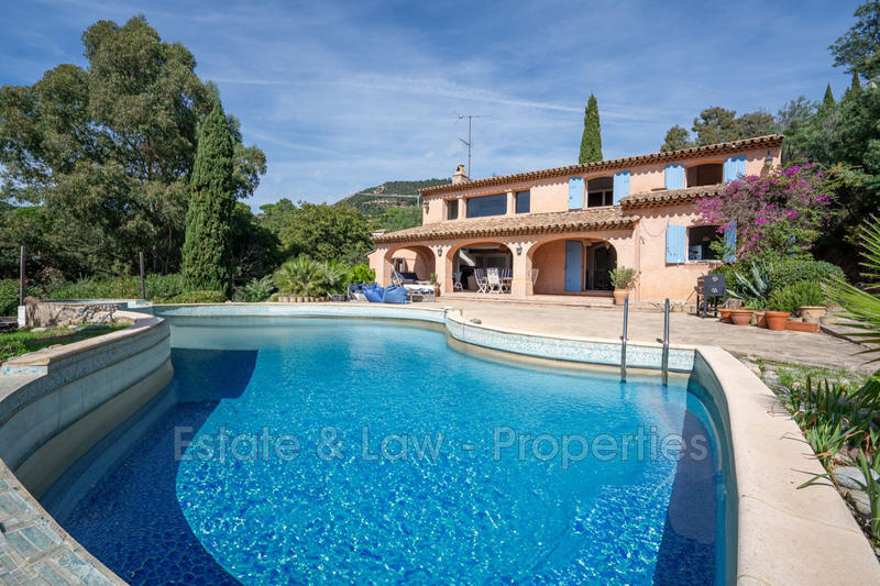 Maison - 220 m² - 7 pièces