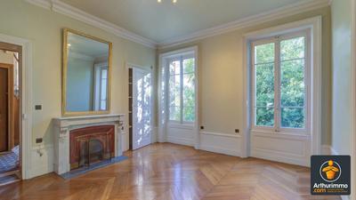 Maison - 181 m² - 9 pièces