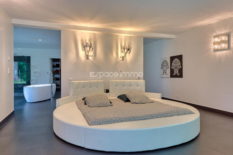 Maison - 630 m² - 8 pièces