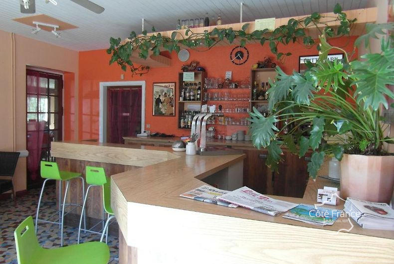 Maison - 1 700 m² - 25 pièces