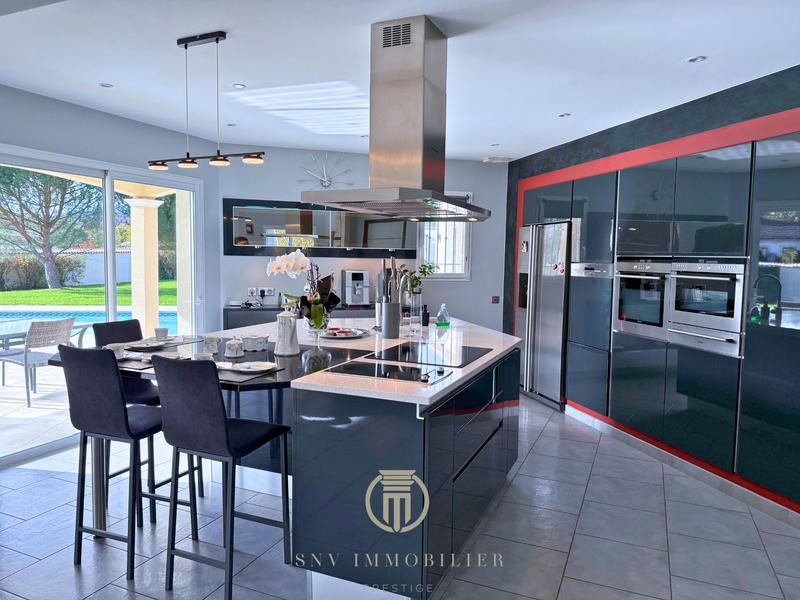 Maison - 276 m² - 9 pièces