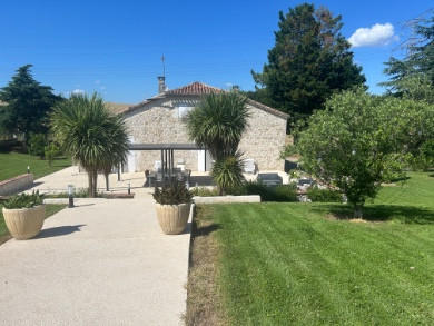 Propriété - 302 m² - 9 pièces