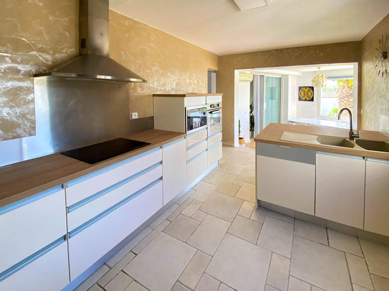 Maison - 334 m² - 8 pièces