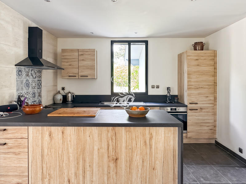 Propriété - 203 m² - 7 pièces