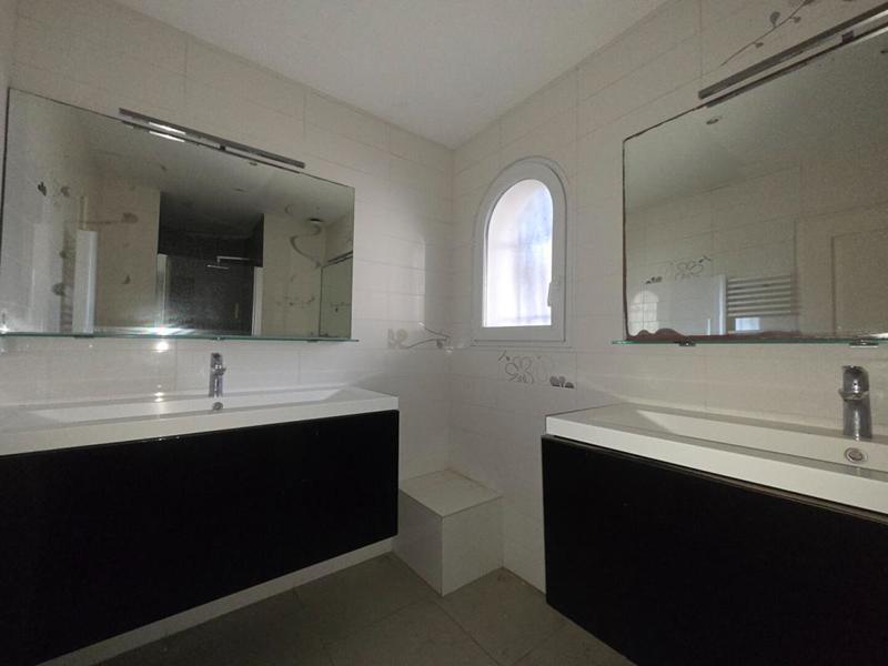 Maison - 235 m² - 6 pièces