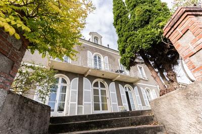 Demeure - 249 m² - 17 pièces