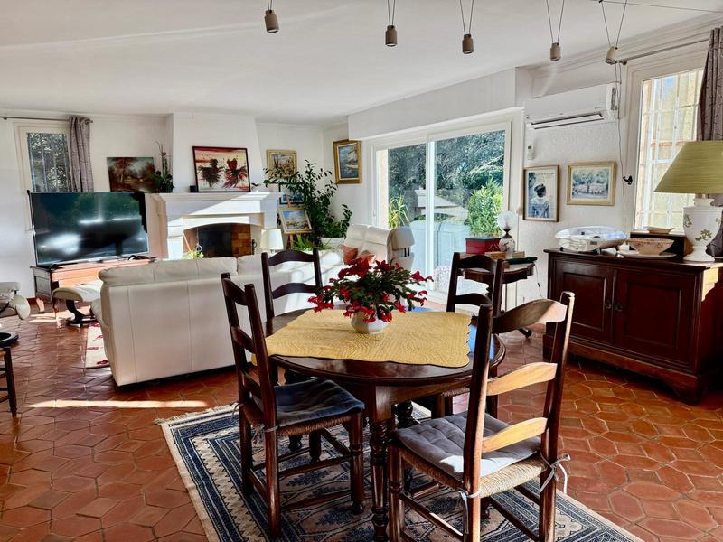 Maison - 1 400 m² - 5 pièces