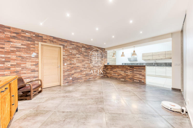 Maison traditionnelle - 246 m² - 8 pièces