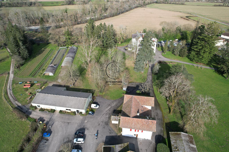 Propriété - 1 200 m² - 50 pièces