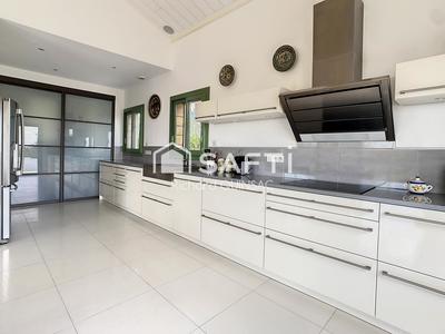 Maison - 218 m² - 10 pièces