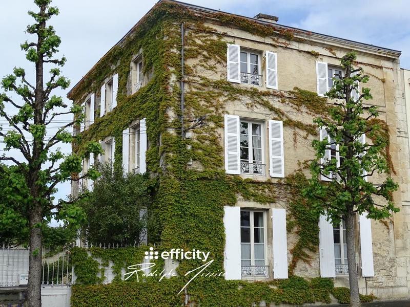 Maison - 240 m² - 8 pièces