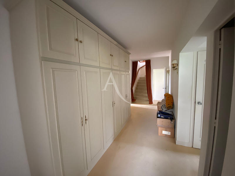 Maison - 260 m² - 9 pièces