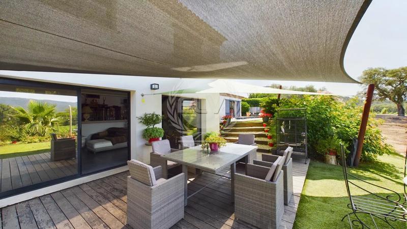 Maison - 1 100 m² - 4 pièces