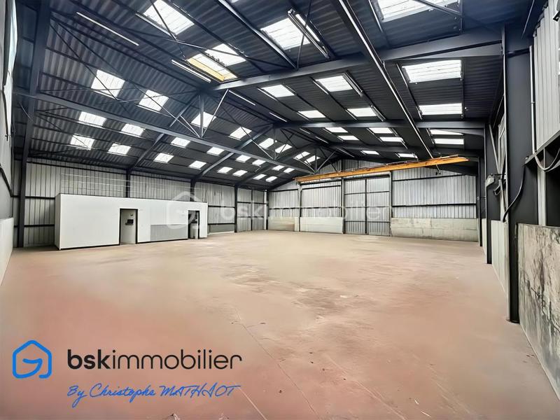 Entrepôt - 1 700 m² - 12 pièces