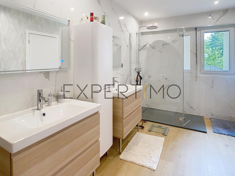 Maison - 218 m² - 9 pièces