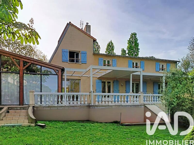 Maison - 240 m² - 8 pièces