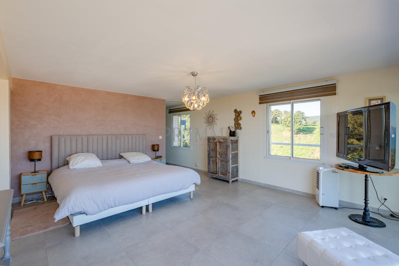 Maison - 261 m² - 7 pièces