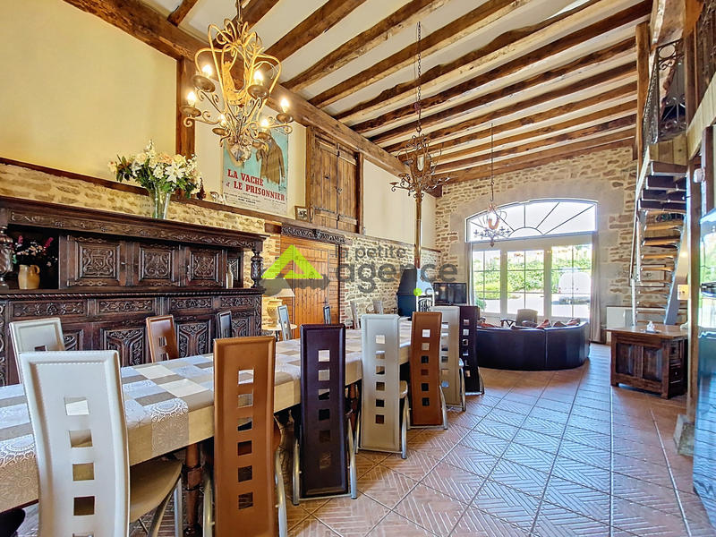 Maison - 270 m² - 11 pièces