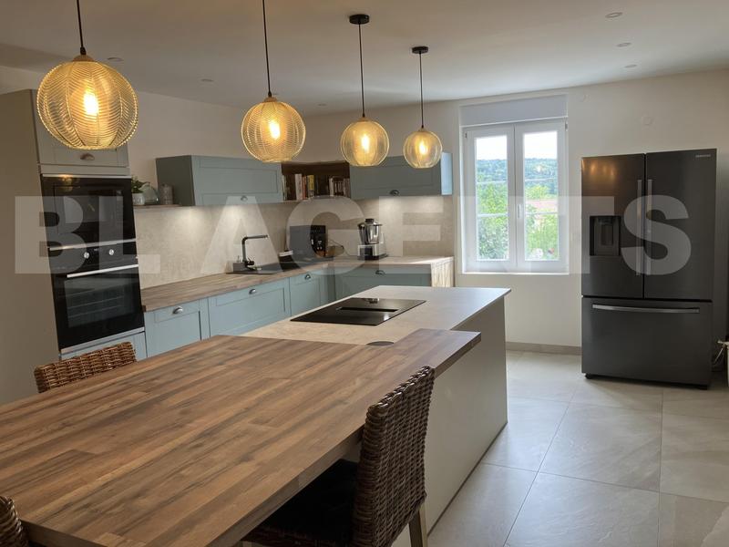 Maison - 255 m² - 10 pièces