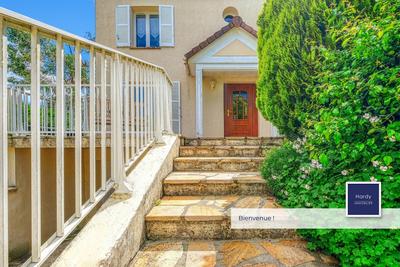 Maison - 137 m² - 7 pièces