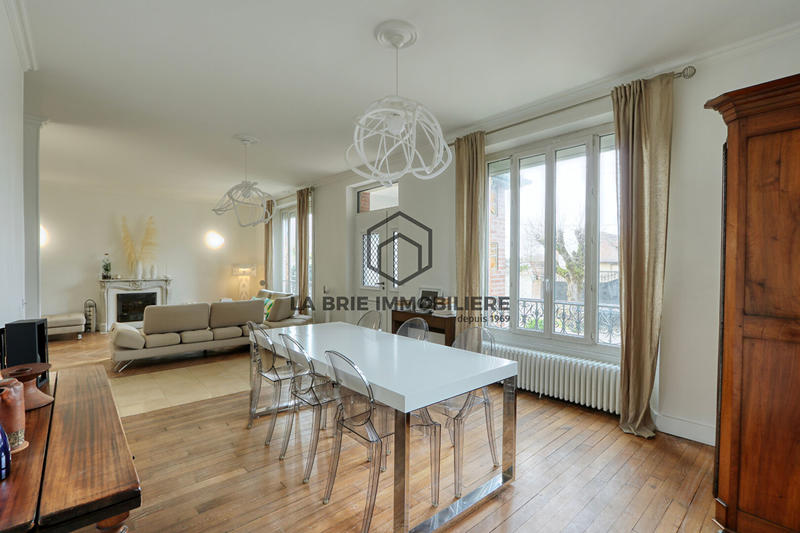 Maison - 235 m² - 9 pièces