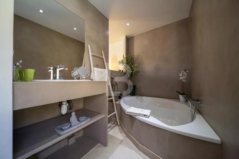 Mas - 220 m² - 6 pièces