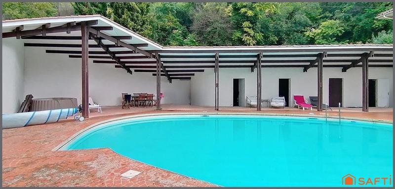 Maison - 230 m² - 8 pièces