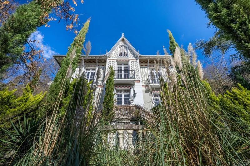 Maison - 250 m² - 9 pièces