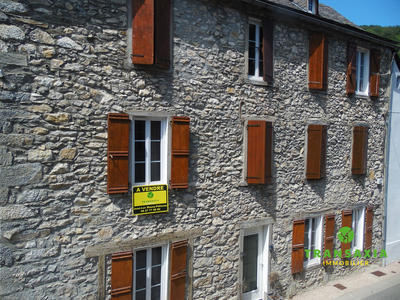Maison traditionnelle - 306 m² - 16 pièces