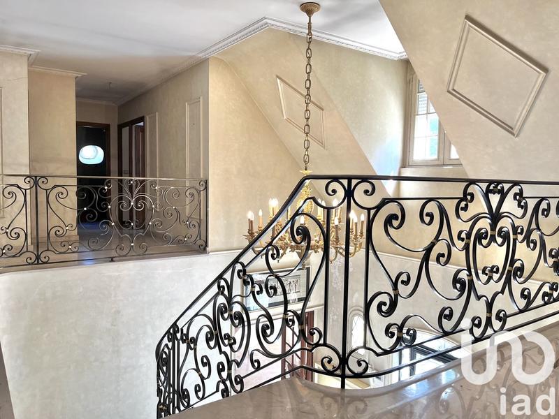 Maison - 334 m² - 9 pièces