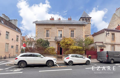 Maison - 216 m² - 9 pièces