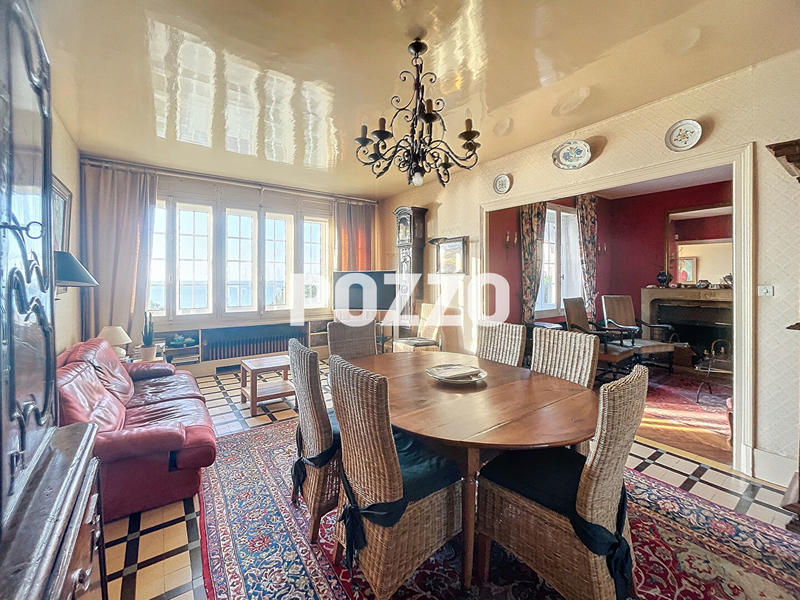 Maison - 239 m² - 9 pièces