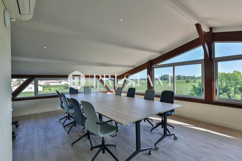 Maison - 240 m² - 9 pièces