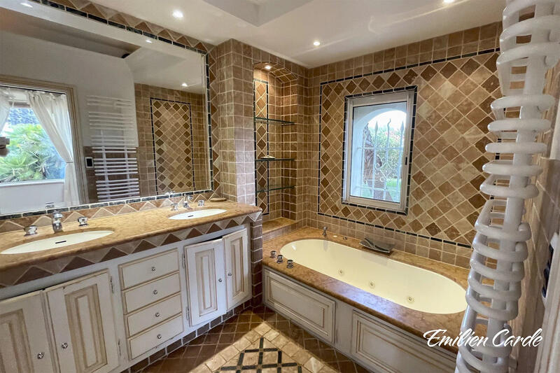 Villa - 167 m² - 6 pièces