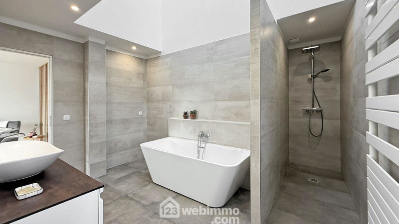 Maison - 216 m² - 9 pièces